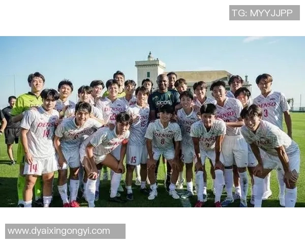 日本足球明星化身老人挑战年轻选手引发热议与关注